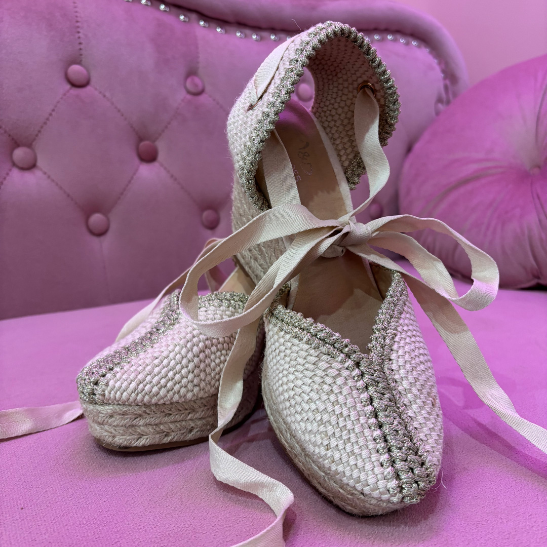 sandalia con cuña de esparto, beige con detalles dorados