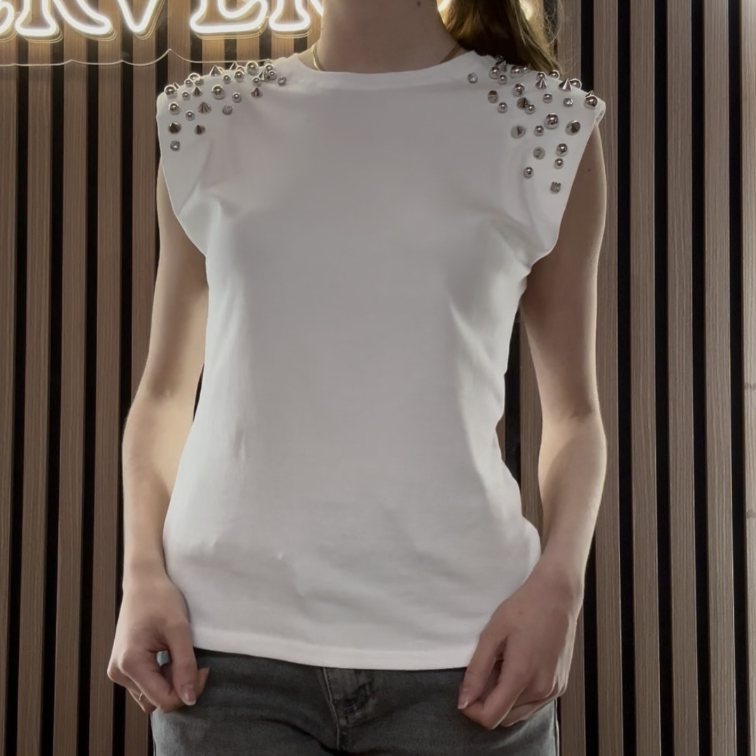 camiseta tachuelas